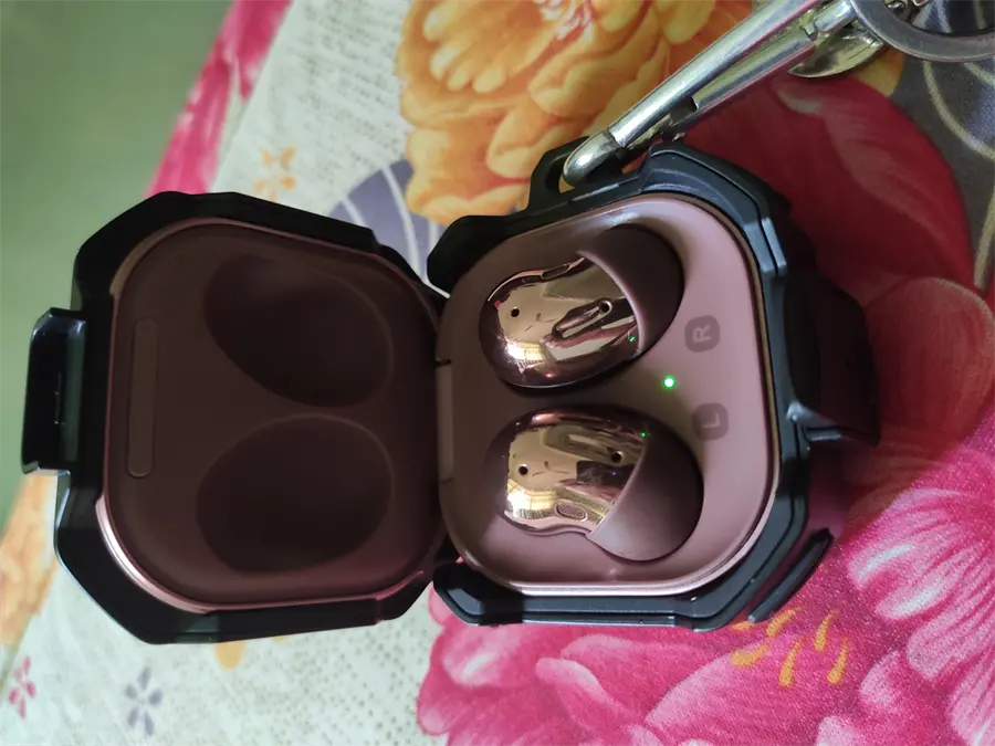 Khách hàng review Tai nghe Bluetooth True Wireless Samsung Galaxy Buds Live R180 Gold 1
