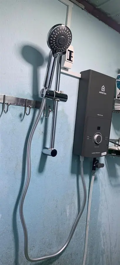 Khách hàng review Máy nước nóng trực tiếp Ariston 4500W AURES PREMIUM  4.5P 9