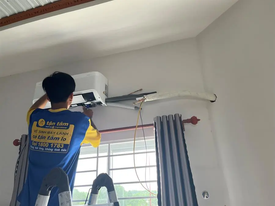 Khách hàng review Máy lạnh Samsung Wind-Free Inverter 1 HP AR10CYHAAWKNSV 11