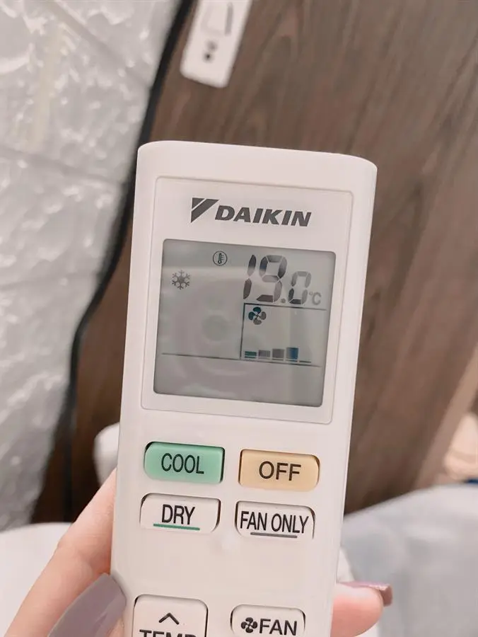 Khách hàng review Điều hòa Daikin Inverter 8500 BTU FTKB25WMVMV 12