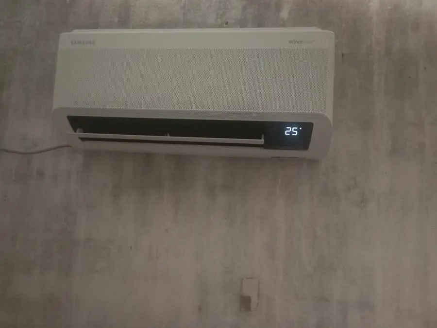 Khách hàng review Máy lạnh Samsung Wind-Free Inverter 1 HP AR10CYFAAWKNSV 16