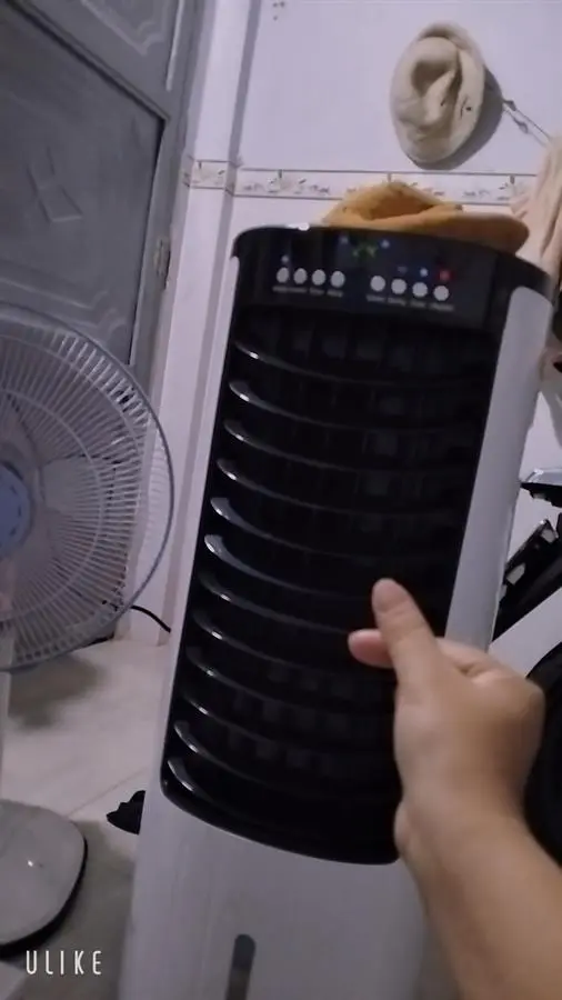 Khách hàng review Quạt điều hòa Comfee CF-AC12AR 100W 8