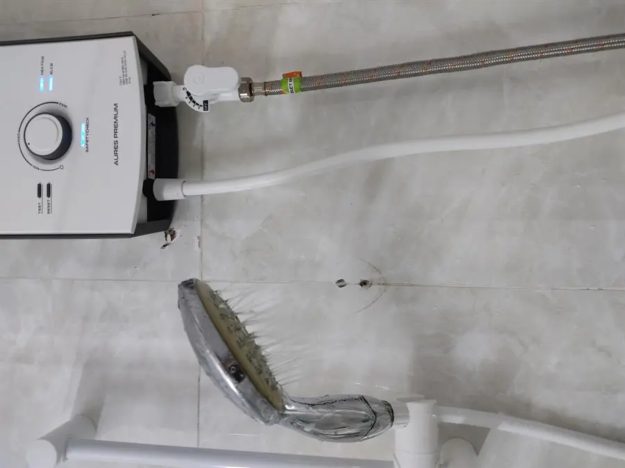 Khách hàng review Máy nước nóng trực tiếp Ariston 4500W AURES PREMIUM 4.5P PEARL 4