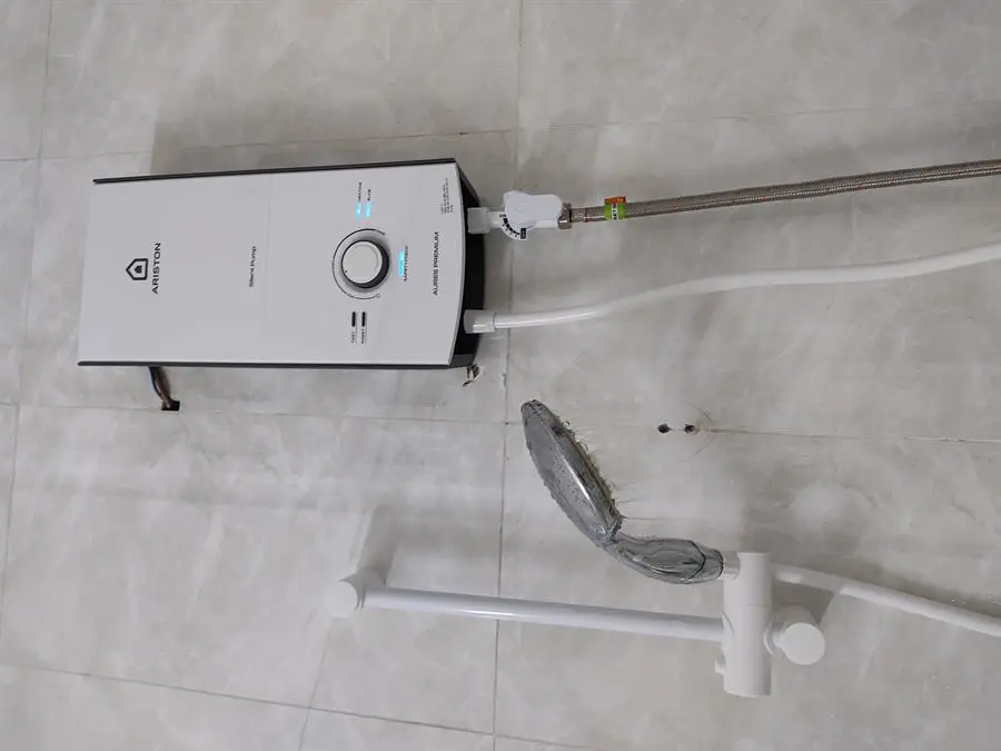 Khách hàng review Máy nước nóng trực tiếp Ariston 4500W AURES PREMIUM 4.5P PEARL 5