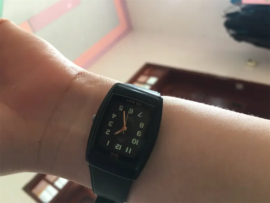 hách hàng review Đồng hồ Q 6