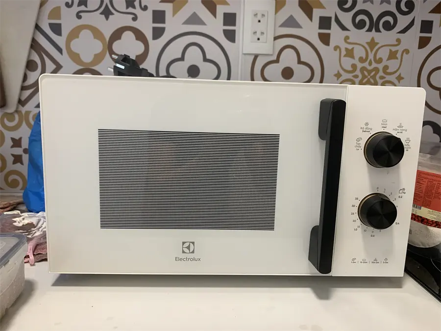 Khách hàng review Lò vi sóng Electrolux EMM20K22W 20 lít 13