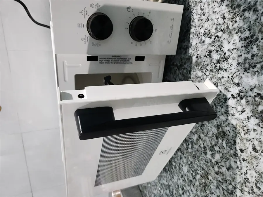 Khách hàng review Lò vi sóng Electrolux EMM20K22W 20 lít 12