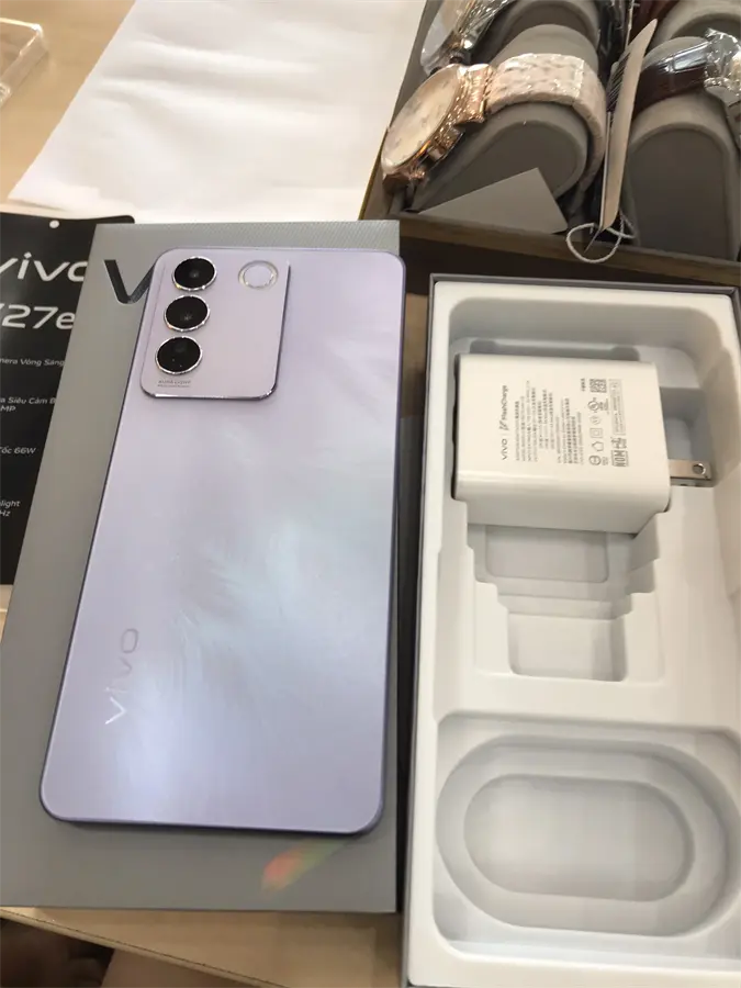 Khách hàng review Điện thoại vivo V27e 4