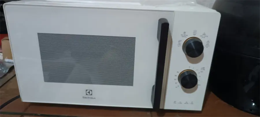 Khách hàng review Lò vi sóng Electrolux EMM20K22W 20 lít 10