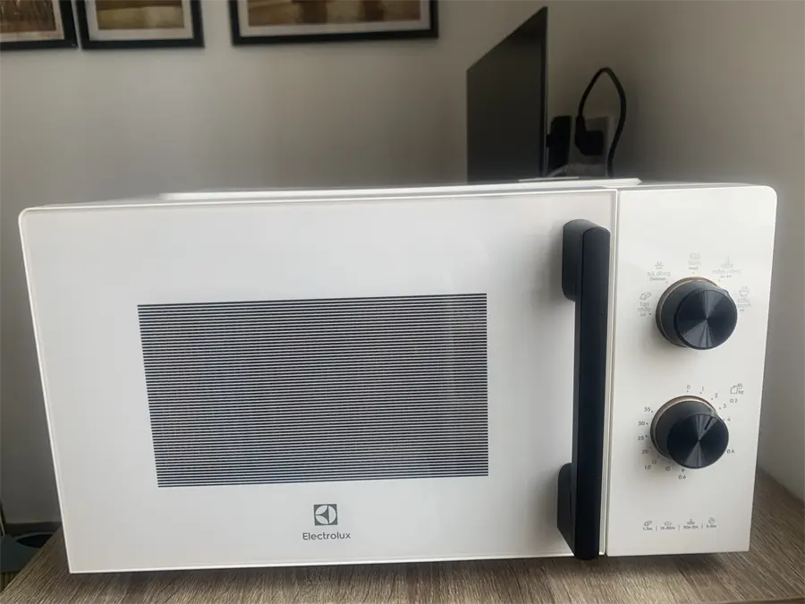 Khách hàng review Lò vi sóng Electrolux EMM20K22W 20 lít 7