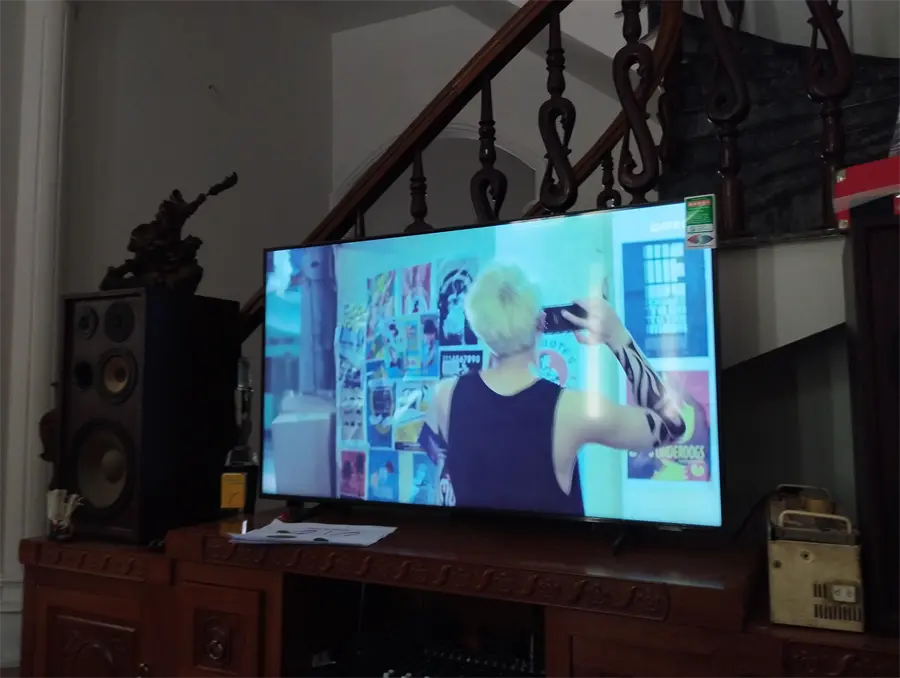 Khách hàng review Smart Tivi Samsung 4K Crystal UHD 50 inch UA50AU8100 3