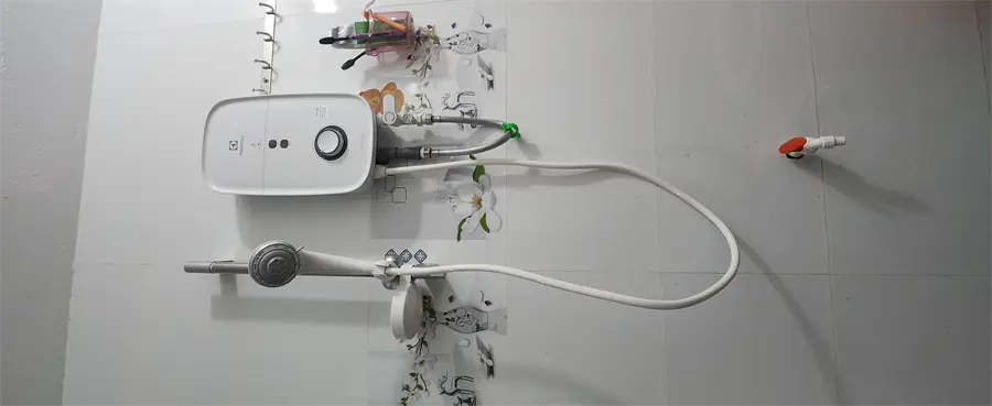 Khách hàng review Bình nóng lạnh trực tiếp Electrolux 4500W EWE451KB-DWG2 17