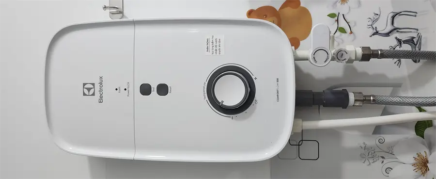 Khách hàng review Bình nóng lạnh trực tiếp Electrolux 4500W EWE451KB-DWG2 18