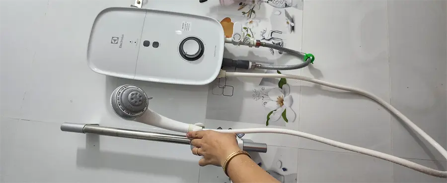 Khách hàng review Bình nóng lạnh trực tiếp Electrolux 4500W EWE451KB-DWG2 19