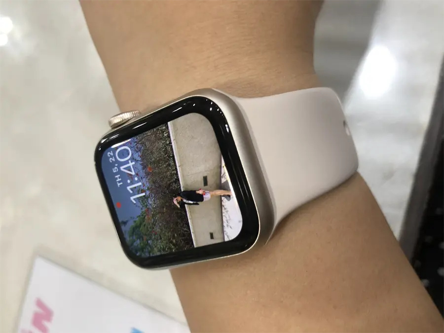 Khách hàng review Đồng hồ thông minh Apple Watch SE 2022 GPS 40mm viền nhôm dây thể thao 8