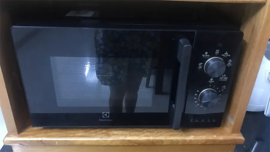 Khách hàng review Lò vi sóng có nướng Electrolux EMG20K22B 20 lít 1