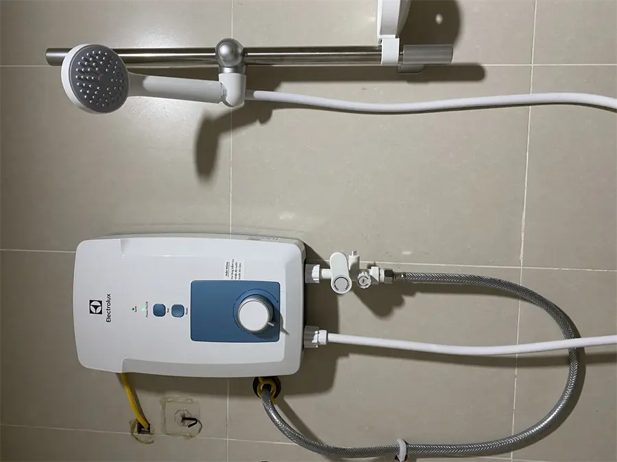 Khách hàng review Máy nước nóng trực tiếp Electrolux 4500W EWE451GX-DWB 3