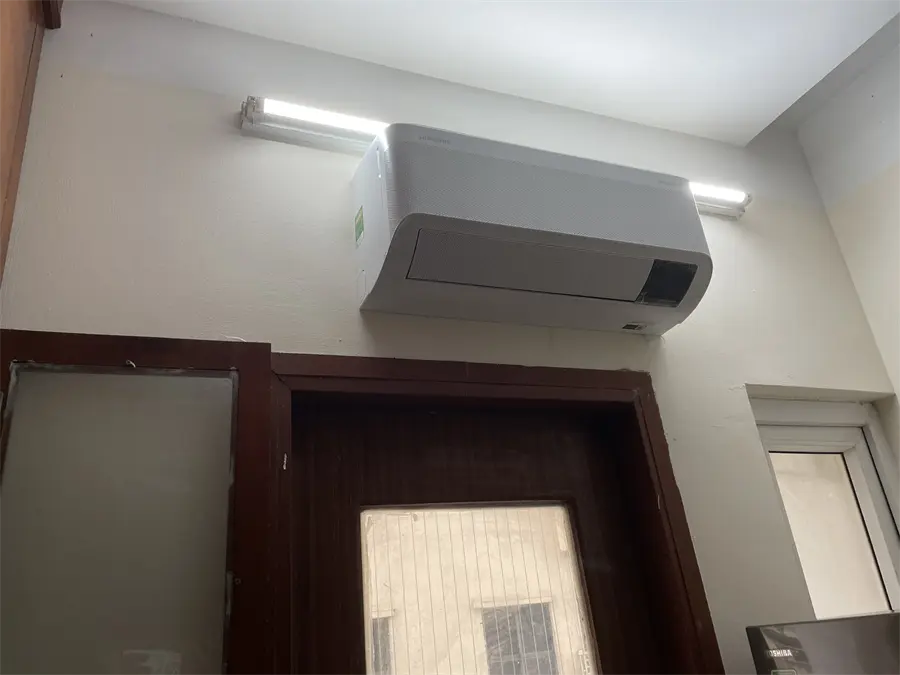 Khách hàng review Máy lạnh Samsung Wind-Free Inverter 1 HP AR10CYHAAWKNSV 4