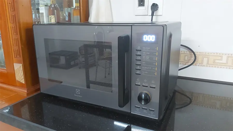 Khách hàng review Lò vi sóng có nướng Electrolux EMG25D22BM 25 lít 1