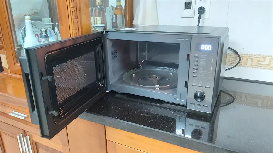 Khách hàng review Lò vi sóng có nướng Electrolux EMG25D22BM 25 lít 2