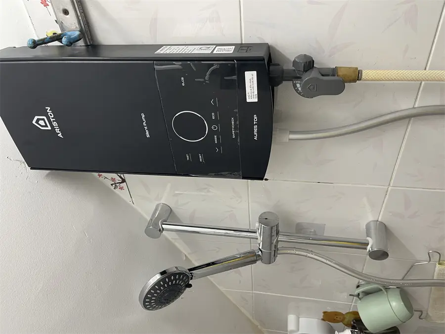 Khách hàng review Máy nước nóng trực tiếp Ariston 4500W AURES TOP 4.5P 1