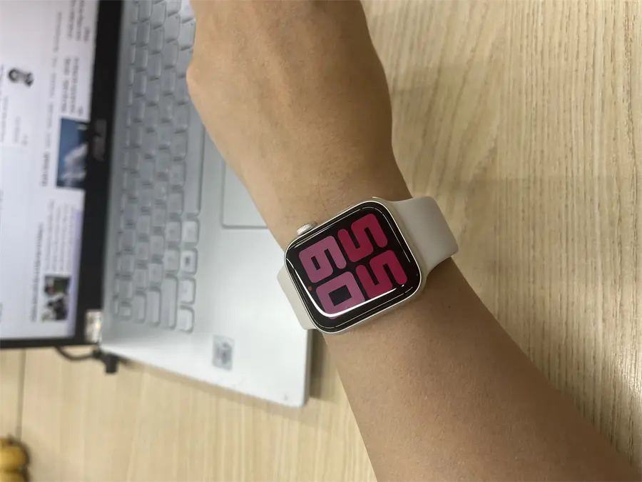 Khách hàng review Đồng hồ thông minh Apple Watch SE 2022 GPS 40mm viền nhôm dây thể thao 3