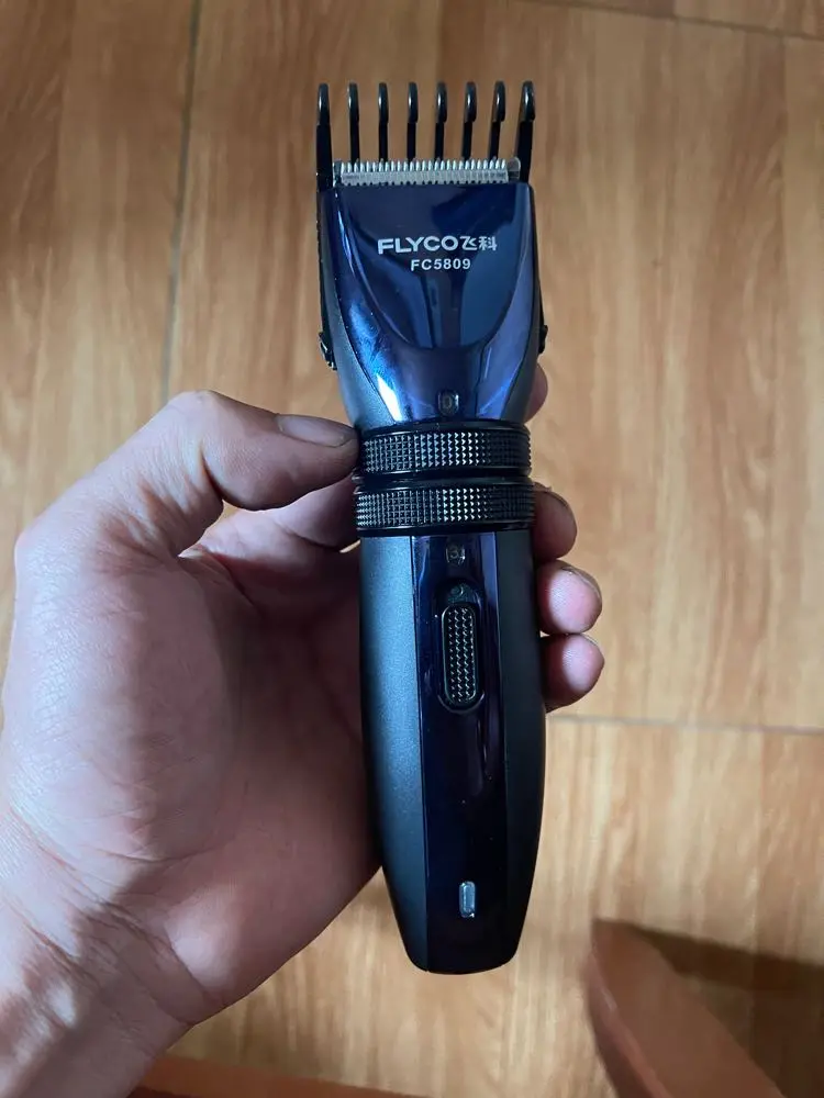 Khách hàng review Tông đơ cắt tóc pin sạc Flyco FC5809 1