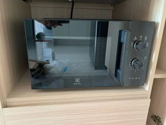 Khách hàng review Lò vi sóng Electrolux EMM23K22B 23 lít 1