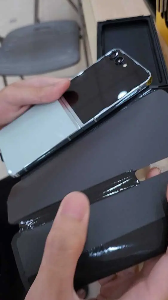 Khách hàng review Điện thoại Samsung Galaxy Z Flip5 5G 8GB/512GB 2