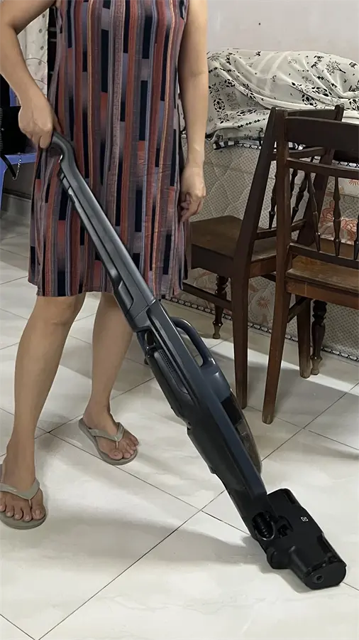Khách hàng review Máy hút bụi không dây Electrolux WQ61-1EDBF 2