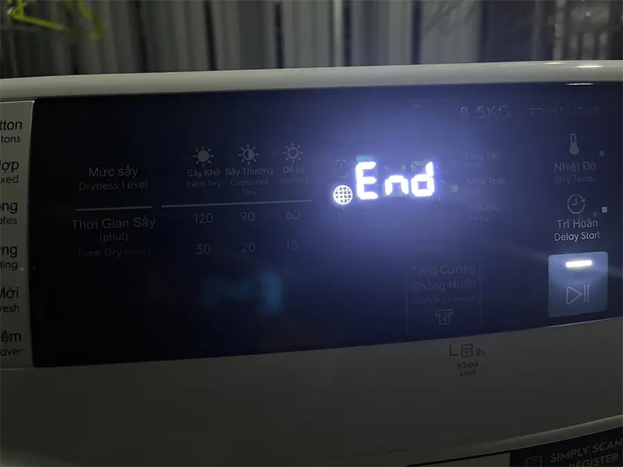 Khách hàng review Máy sấy thông hơi Electrolux UltimateCare 8.5 kg EDV854J3WB 4