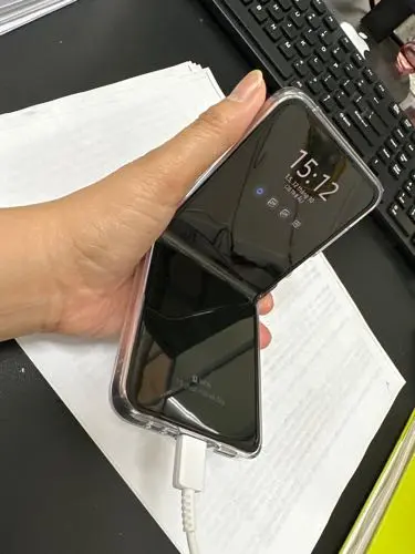 Khách hàng review Ốp lưng Galaxy Z Flip5 Nhựa cứng Samsung Thông minh Chính hãng 2