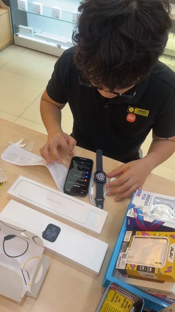 Khách hàng review Đồng hồ thông minh Apple Watch SE 2022 GPS 44mm viền nhôm dây thể thao 1