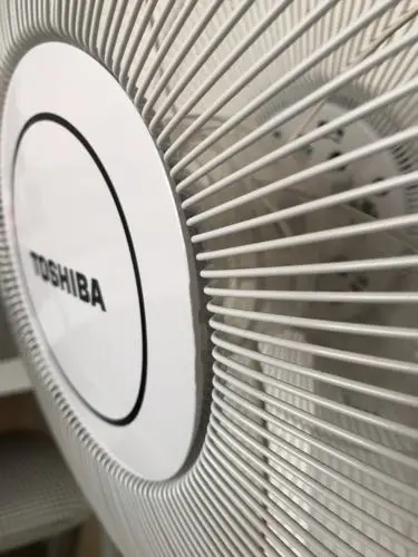 Khách hàng review Quạt đứng Toshiba 5 cánh F-LSA10(W)VN 50W 4