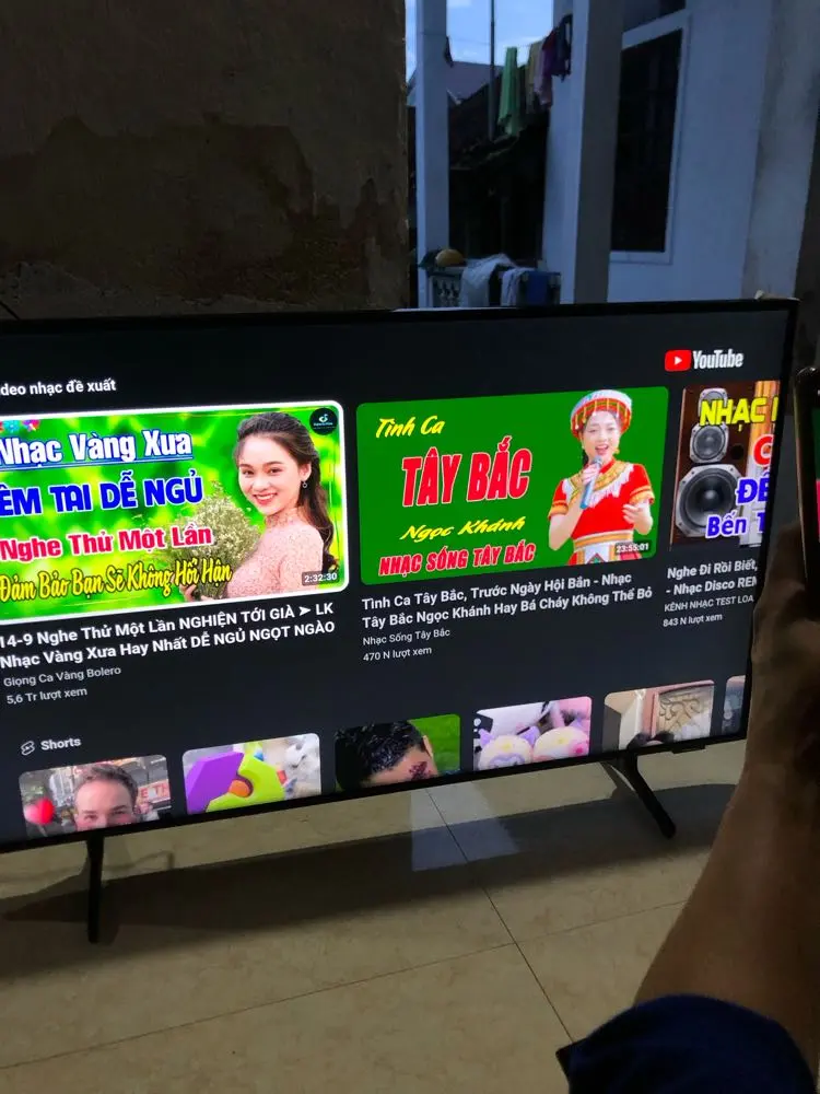 Khách hàng review Smart Tivi Samsung 4K Crystal UHD 43 inch UA43BU8000 6