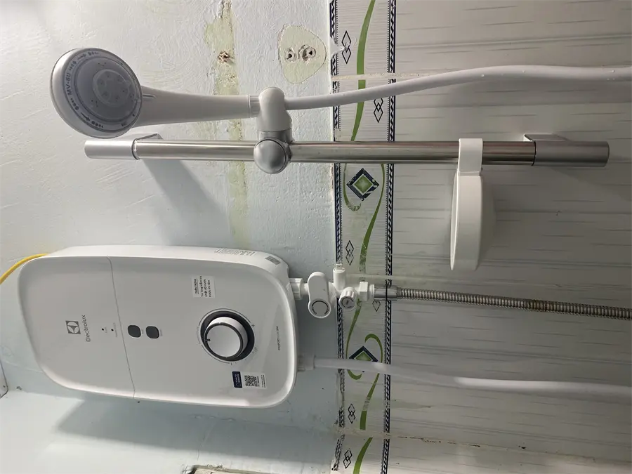Khách hàng review Bình nóng lạnh trực tiếp Electrolux 4500W EWE451KB-DWG2 7