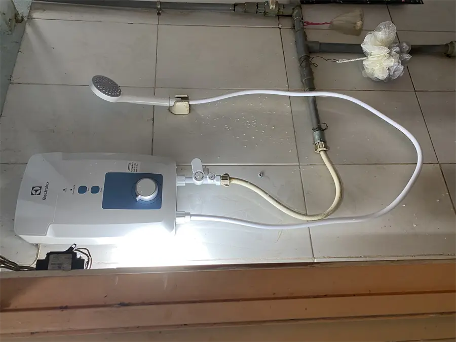Khách hàng review Máy nước nóng trực tiếp Electrolux 4500W EWE451GX-DWB 2