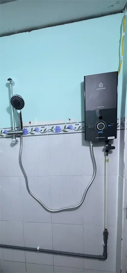 Khách hàng review Máy nước nóng trực tiếp Ariston 4500W AURES PREMIUM  4.5P 5
