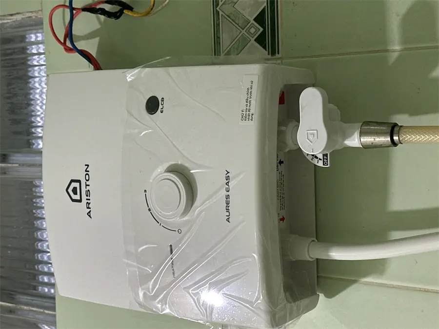 Khách hàng review Máy nước nóng trực tiếp Ariston 4500W AURES EASY 4.5 D 4