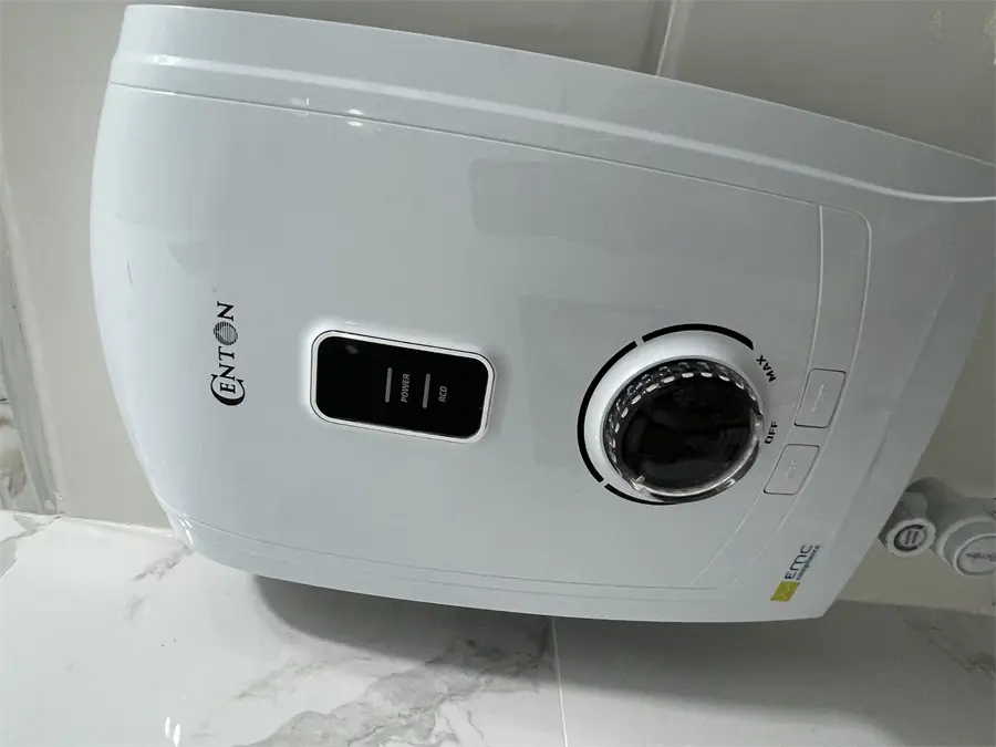 Khách hàng review Máy nước nóng trực tiếp Centon 5500W GD600ESP RS FL 2