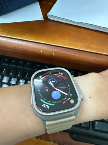 Khách hàng review Đồng hồ thông minh Apple Watch Ultra 2 GPS   Cellular 49mm viền Titanium dây Trail 1