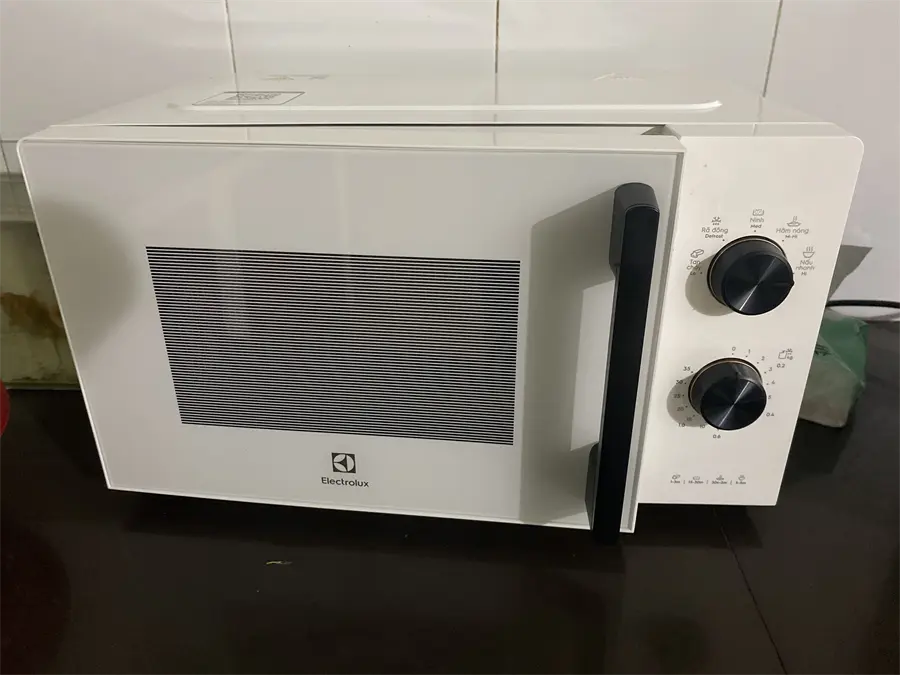 Khách hàng review Lò vi sóng Electrolux EMM20K22W 20 lít 1