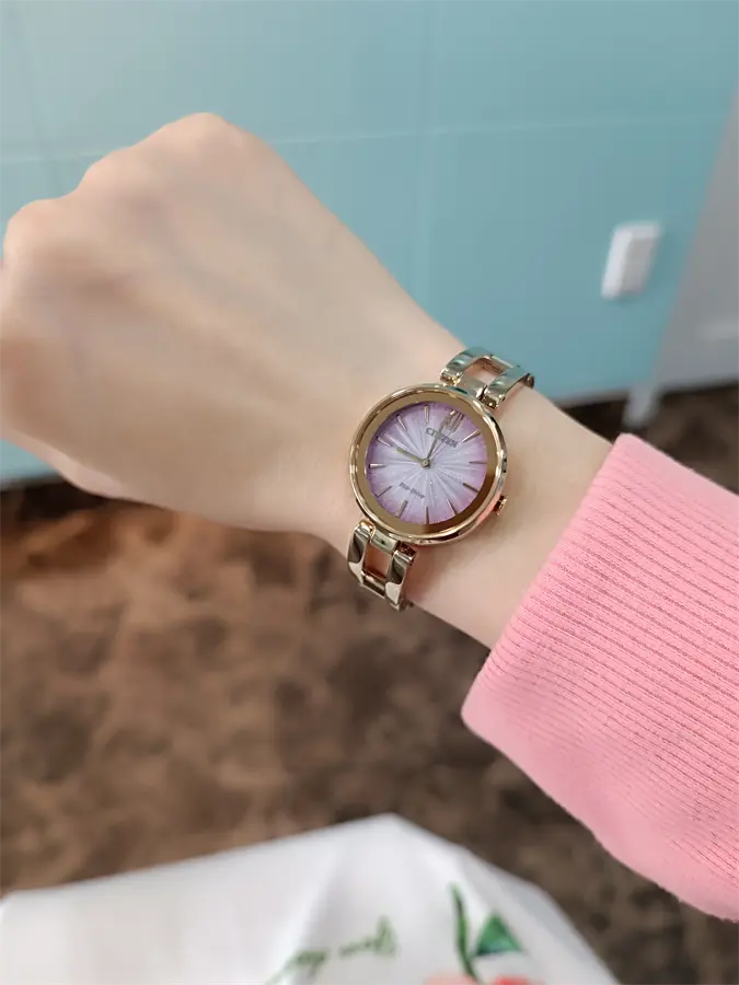 Khách hàng review Đồng hồ Citizen 28 mm Nữ EM0809-83Z 1