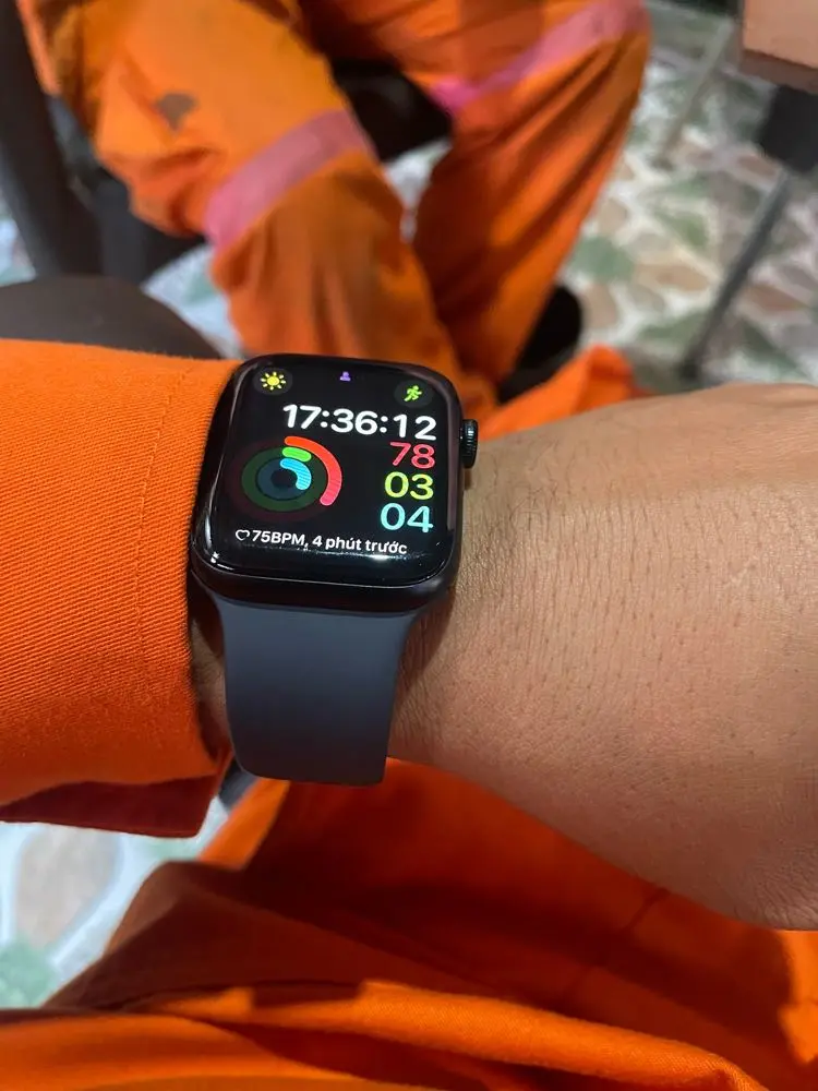 Khách hàng review Apple Watch SE 2 GPS 44mm viền nhôm dây thể thao 4