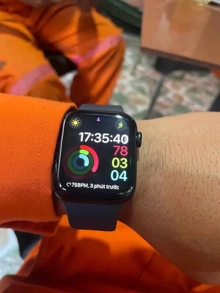 Khách hàng review Apple Watch SE 2 GPS 44mm viền nhôm dây thể thao 3