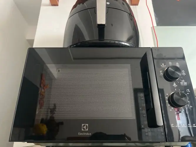 hách hàng review Lò vi sóng có nướng Electrolux EMG23K22B 23 lít 6