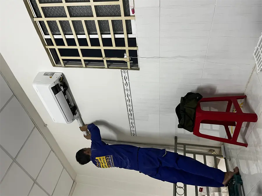 Khách hàng review Máy lạnh Samsung Wind-Free Inverter 1 HP AR10CYFAAWKNSV 3
