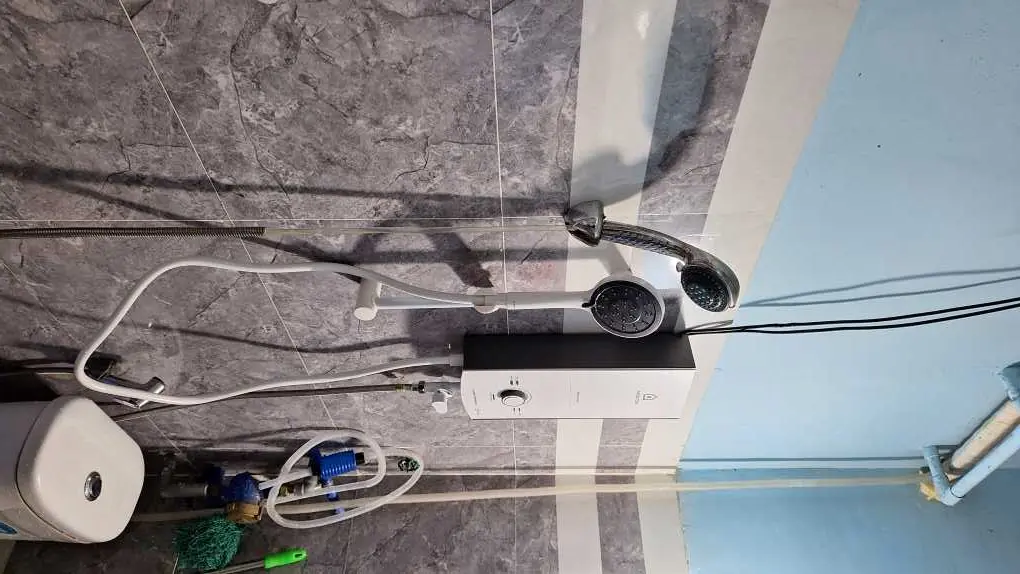 Khách hàng review Máy nước nóng trực tiếp Ariston 4500W AURES PREMIUM 4.5P PEARL 3