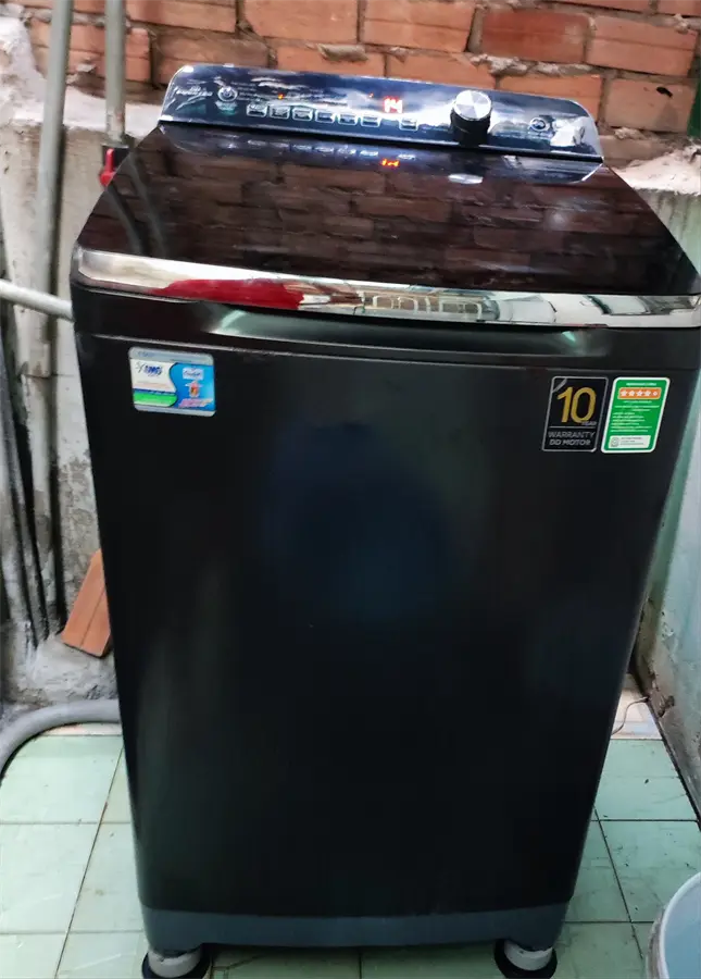 Khách hàng review Máy giặt Aqua Inverter 10.5 KG AQW-DR105FT BK 2