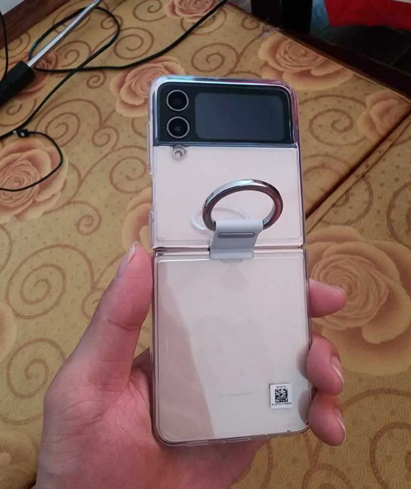Khách hàng review Ốp lưng nắp gập Galaxy Z Flip4 Nhựa dẻo kèm vòng đeo Samsung Chính hãng 3